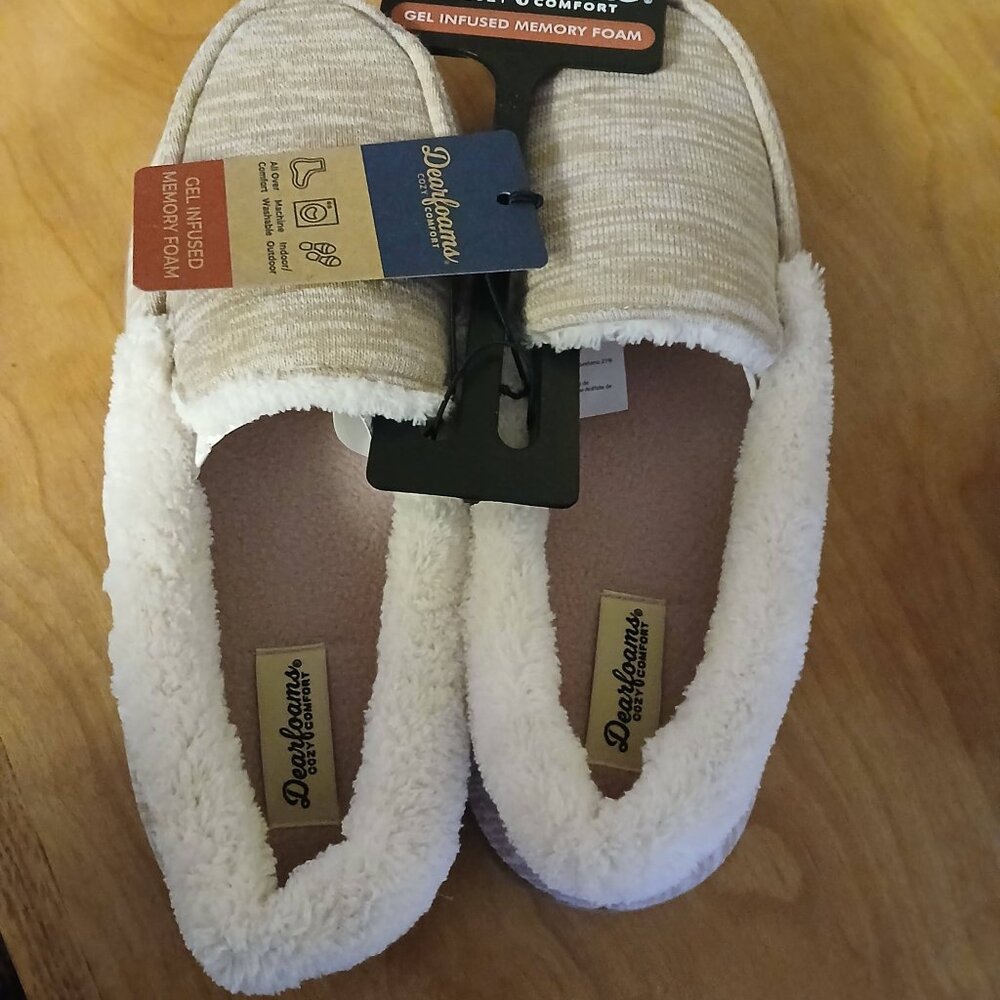 NWT Women's Dear foams comfy slippers 7/8